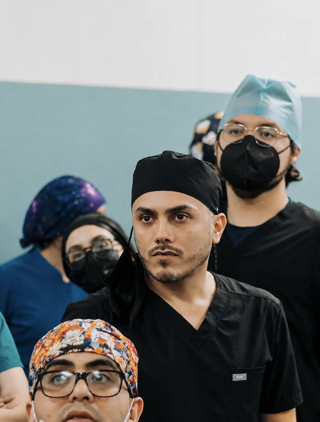 Equipo médico durante procedimiento urológico