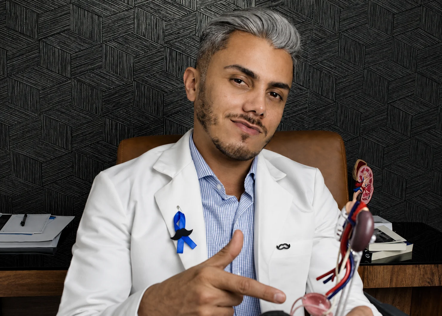 Dr. Mario de la Peña con bata en su consultorio de urología