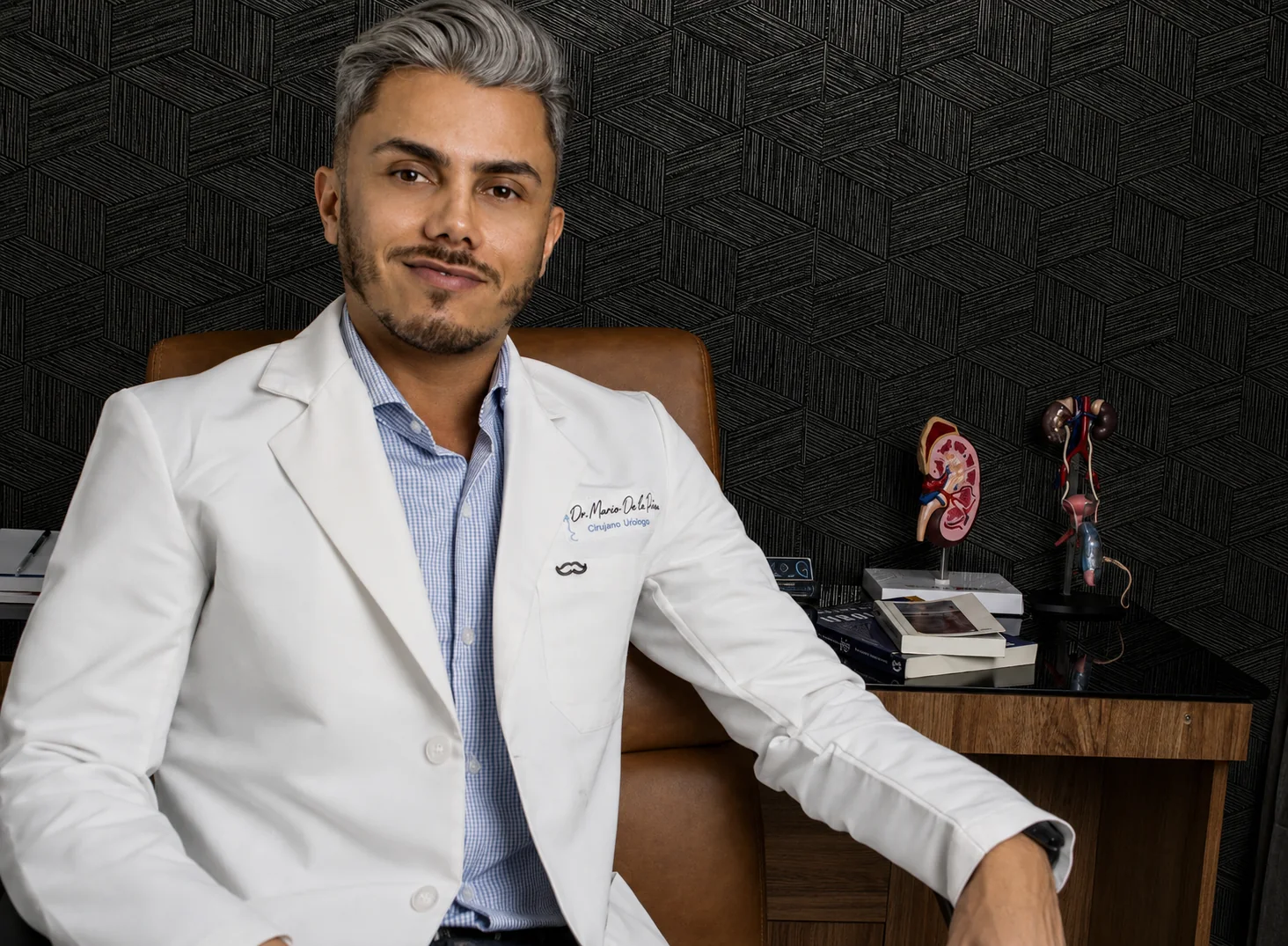 Dr. Mario de la Peña explicando con un modelo anatómico durante la consulta